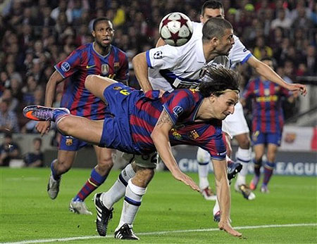 FC Barcelona's Zlatan Ibrahimovic from Sweden duels for the ball against Inter Milan's Walter Samuel from Argentina during the Champions League semifinal second leg soccer match between FC Barcelona and Inter Milan at the Camp Nou stadium in Barcelona, Spain, Wednesday, April 28, 2010.